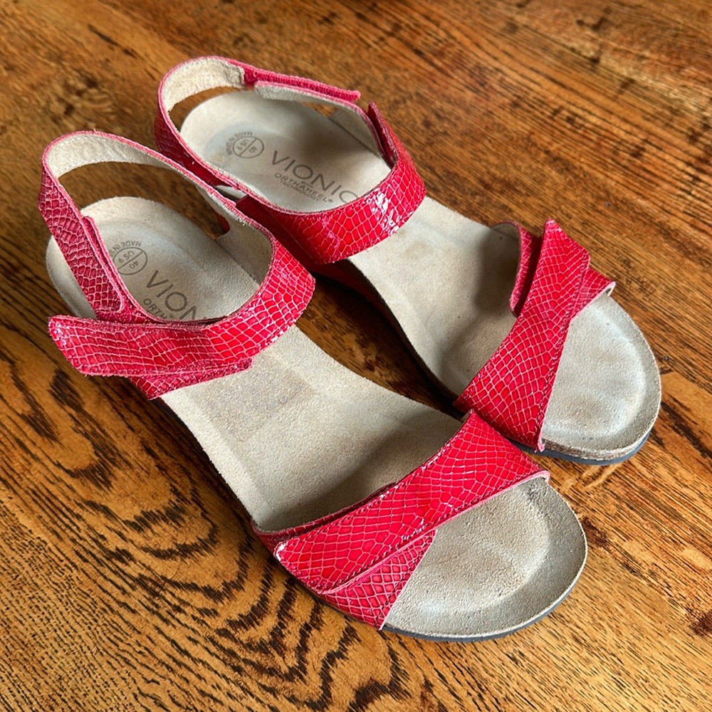 Vionic Red Natasia Orthoheel Wedge Sandals Size 9